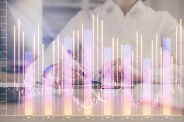 Finansal grafik el notları arka plan alarak üzerinde çizilmiş. Araştırma kavramı. Çoklu pozlama