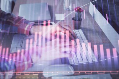 Arka planda bilgisayar üzerinde çalışan bir adamla birlikte borsa grafiğine iki kez maruz kaldık. Mali analiz kavramı.