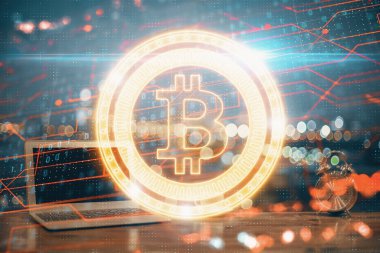 Blockchain temalı holograma ve bilgisayar arkaplanlı masaya çoklu maruz kalma. Bitcoin şifreleme para birimi kavramı.