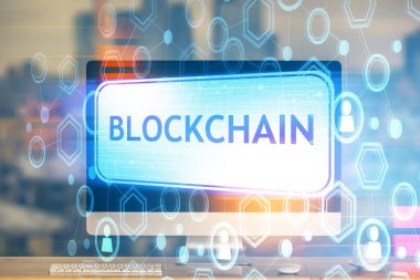 Blockchain temalı holograma ve bilgisayar arkaplanlı masaya çoklu maruz kalma. Bitcoin şifreleme para birimi kavramı.