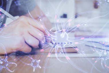 Birbirine bağlı nöron hücreleri, ışık saçan düğümlerle elektrik darbeleriyle, arka planda çalışan insanlarla. Çift pozlama.