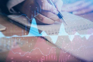 Bir kadın eller Not defteri hisse senedi piyasası hakkında bilgi yazma. Ön Forex grafik hologramlar. Araştırma kavramı. Çoklu pozlama