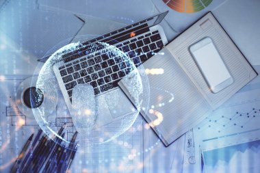 Harita hologramının çalışma masası arkaplanını bilgisayarla çizerken çift pozlama. Uluslararası ağ kavramı. Üst görünüm.