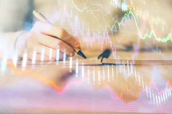 Mãos Escrevendo Informações Sobre Mercado Ações Bloco Notas Hologramas Gráfico — Fotografia de Stock