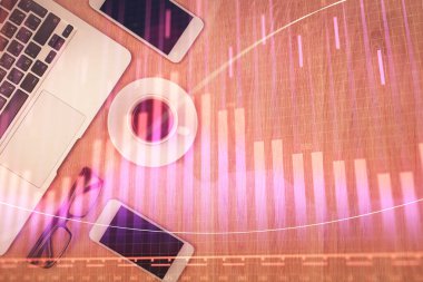 Finansal grafik hologramına telefonla çifte maruz kalma. Üst Manzara. Mobil ticaret platformu kavramı.