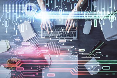 Bilgisayar ve veri temalı hologram çizimlerinde çalışan kadın elleri çift pozlama. Üst Manzara. Teknoloji konsepti.