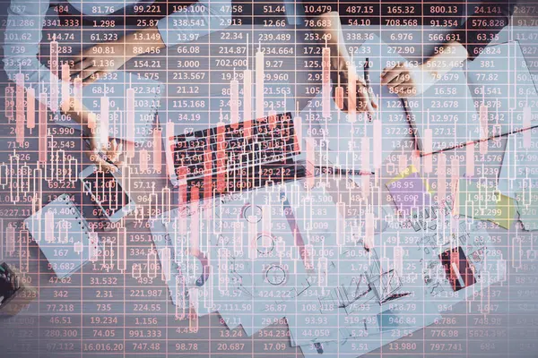 コンピュータと外国為替グラフのホログラム図面で働く女性の手の二重露出 トップビュー 金融分析の考え方 — ストック写真