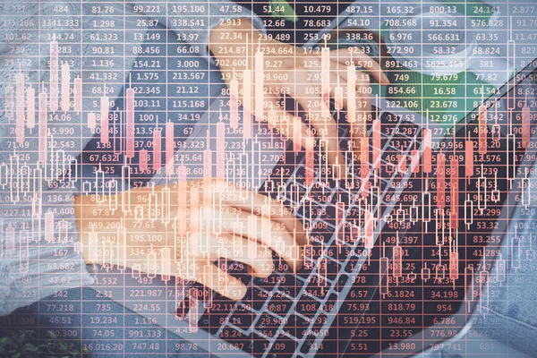 Bilgisayarda ve ön x grafik hologram çiziminde kadın eli yazarken çift pozlama. Borsa yatırım kavramı.