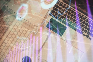 Finans piyasası grafiği ve masaüstü bilgisayarının üst görüntüsü. Çoklu maruz kalma. Yatırım kavramı.