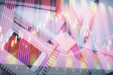 Forx grafik hologramının telefonlu masaüstü üzerinde çoklu pozlandırılması. Üst Manzara. Mobil ticaret platformu kavramı.