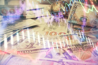 Forx grafiğinin çok sayıda görüntüsü bize dolar banknotları arka planında görünüyor. Finansal başarı piyasası kavramı.
