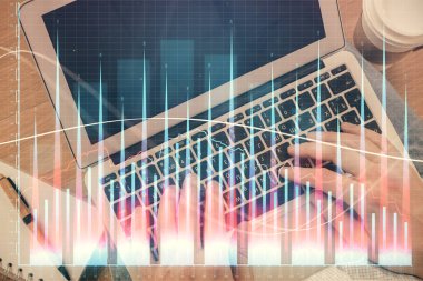İnsan elinin bilgisayar klavyesinde ve forx grafik hologramının üzerinde yazarken çifte pozlama. Üst Manzara. Finans piyasası kavramı.