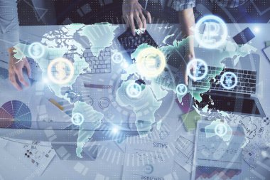 Birlikte çalışan kadın ve erkeğin birden fazla pozu ve finansal grafik hologramı. İş konsepti. Bilgisayar arkaplanı.