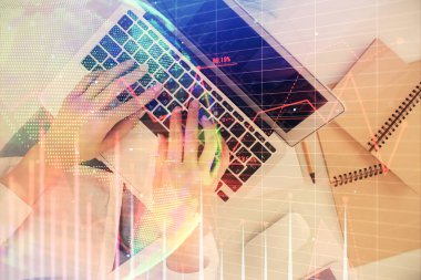 Bilgisayar ve ön grafik hologram çizimi üzerinde çalışan kadın elleri çift pozlama. Üst Manzara. Mali analiz kavramı.