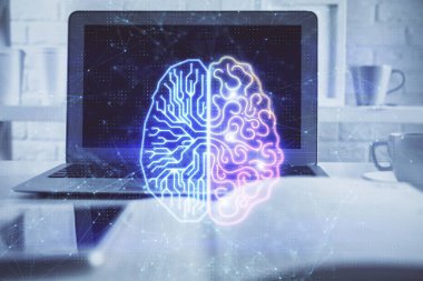 Bilgisayar ve beyin çizimi hologramıyla çalışma masasına çift pozlama. Beyin fırtınası konsepti.