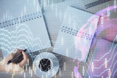 Forex grafik hologramı ile not lar yapan kadın ellerinin çoklu pozlama. Teknik analiz kavramı.