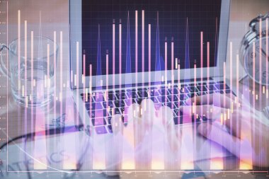 Arka planda bilgisayar üzerinde çalışan bir adamla birlikte çok sayıda piyasa haritasına maruz kaldık. Mali analiz kavramı.