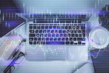 Bilgisayarla birlikte çok sayıda finansal şema çizimi. Araştırma kavramı. Üst görünüm.