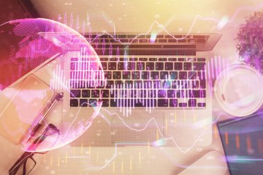 Bilgisayarla birlikte çok sayıda finansal şema çizimi. Araştırma kavramı. Üst görünüm.