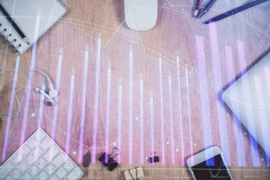 Forx grafik hologramının telefonlu masaüstü üzerinde çoklu pozlandırılması. Üst Manzara. Mobil ticaret platformu kavramı.