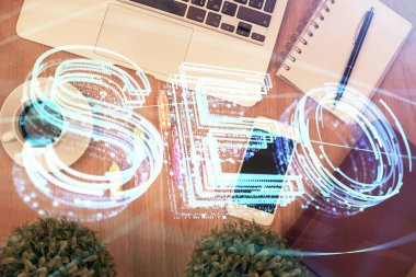 SEO hologramının masaüstü üzerinde çift pozlama. Üst Manzara. Arama optimizasyon kavramı.