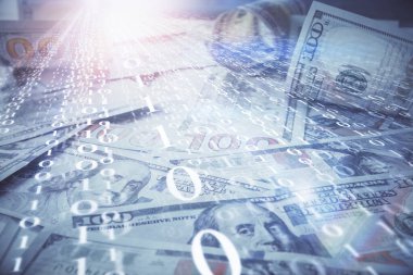 İki kez veri temasına maruz kalınca dolar banknotları arka planda kalıyor. Teknoloji konsepti.