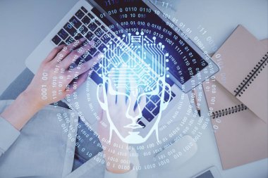 Bilgisayar ve insan beyin hologramı çizimleri üzerinde çalışan bir kadının çifte pozu. Üst Manzara. Ai kavramı.