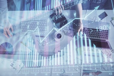 Birlikte çalışan kadın ve erkeğin birden fazla pozu ve finansal grafik hologramı. İş konsepti. Bilgisayar arkaplanı.