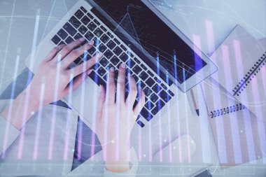 Bilgisayar ve ön grafik hologram çizimi üzerinde çalışan kadın elleri çift pozlama. Üst Manzara. Mali analiz kavramı.