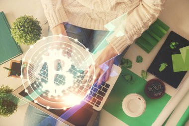 Bilgisayarda çalışan kadın elleri ve engelleme temalı hologram çizimleri. Üst Manzara. Bitcoin kripto para birimi kavramı.