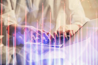 Bilgisayarda ve ön x grafik hologram çiziminde kadın eli yazarken çift pozlama. Borsa yatırım kavramı.