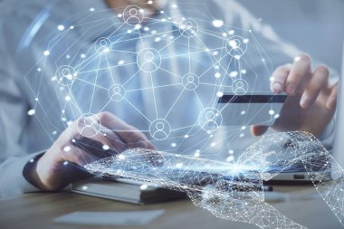 Elinde kredi kartı ve sosyal ağ temalı bir çizim tutan bir adamın çift pozu. Dijital finans ve E-ticaret kavramı.