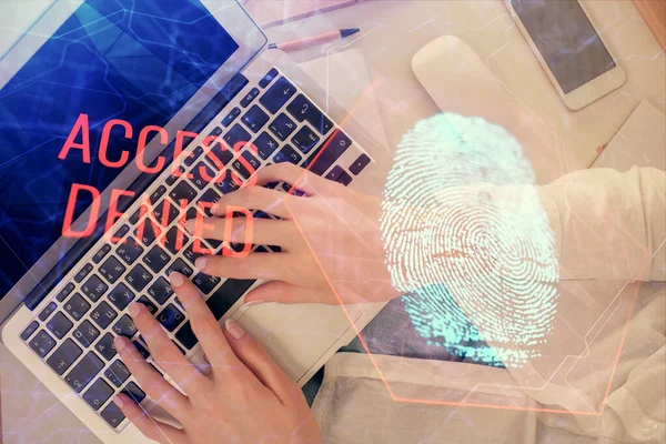 コンピュータや指紋ホログラム描画に取り組んで女性の手の二重露出 トップビュー デジタルセキュリティの概念 — ストック写真