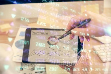 Bir adamın elini tutarken ve bir telefon ve finansal çizim kullanırken çift pozlama. Pazar analizi kavramı.