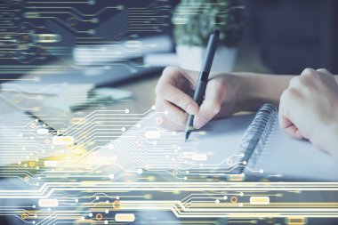 Teknoloji ve dijital kodlama kapsülleriyle arka planda notlar alan ellerin iki katına çıkarılması. Veri öğrenme kavramı.