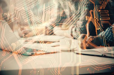 Teknoloji temalı hologramda arka planda çalışan bir adam var. Yüksek teknoloji konsepti. Çift pozlama.