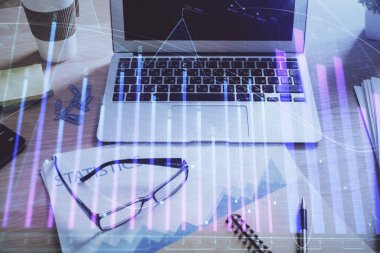 Finansal pazar grafiği hologramı ve kişisel bilgisayar arka planda. Çoklu maruz kalma. Önx kavramı.