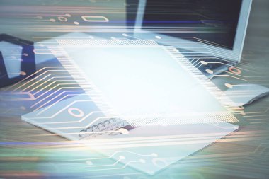 Bilgisayar ve teknoloji temalı holograma çifte maruz kalma. Serbest çalışma kavramı.