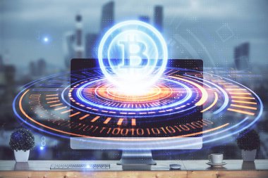 Blockchain temalı holograma ve bilgisayar arkaplanlı masaya çoklu maruz kalma. Bitcoin şifreleme para birimi kavramı.