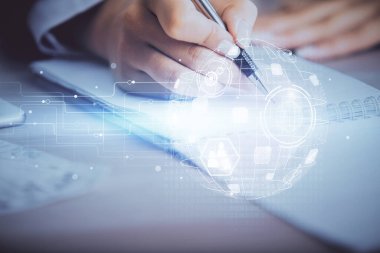 Sosyal ağ temalı hologram ellerin not almasından üstündür. Küresel uluslararası insan kavramı bağlanıyor. Çift pozlama