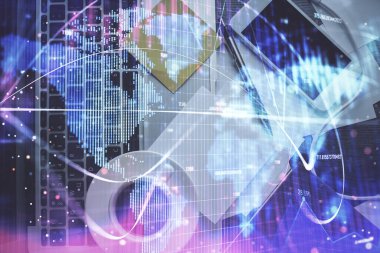 Masaüstü arkaplanındaki bilgisayarın üzerinde iş temalı hologram çizimleri. Üst Manzara. Çoklu maruz kalma. Uluslararası bağlantılar kavramı.