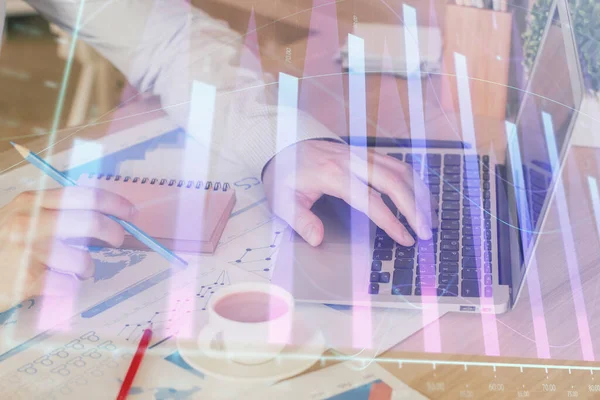 Arka planda ofiste bilgisayarda çalışan işadamı ile Forex grafiği. Sert çalışma kavramı. Çoklu pozlama.