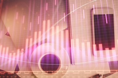 Forx grafik hologramının telefonlu masaüstü üzerinde çoklu pozlandırılması. Üst Manzara. Mobil ticaret platformu kavramı.