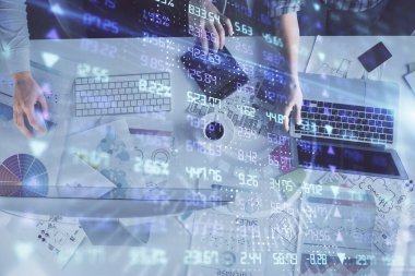 Birlikte çalışan kadın ve erkeğin birden fazla pozu ve finansal grafik hologramı. İş konsepti. Bilgisayar arkaplanı.