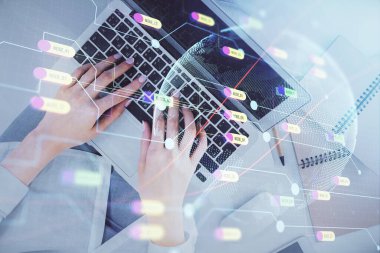 Bilgisayar ve dünya haritası çizimleri üzerinde çalışan kadın elleri çift pozlama. Üst Manzara. Uluslararası iş kavramı.