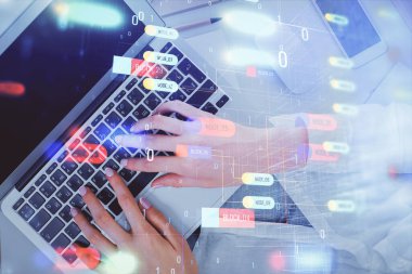 Bilgisayar ve veri temalı hologram çizimlerinde çalışan kadın elleri çift pozlama. Üst Manzara. Teknoloji konsepti.