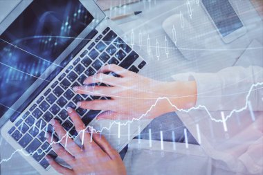 Bilgisayar ve ön x çizim hologramı üzerinde çalışan kadın elleri çift pozlama. Üst Manzara. Mali analiz kavramı.