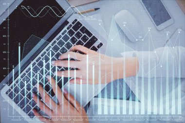 Bilgisayar ve ön x çizim hologramı üzerinde çalışan kadın elleri çift pozlama. Üst Manzara. Mali analiz kavramı.