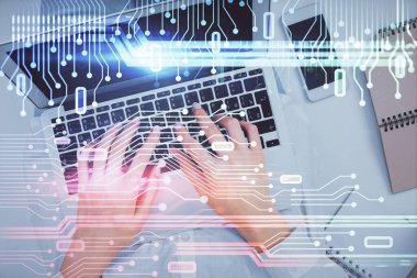 Bilgisayar ve veri temalı hologram çizimlerinde çalışan kadın elleri çift pozlama. Üst Manzara. Teknoloji konsepti.