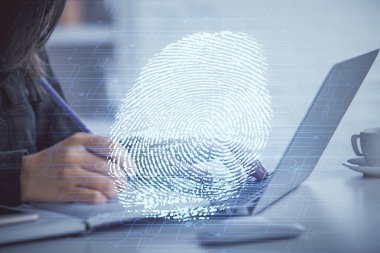 Bilgisayarda yazı yazan ve parmak izi çizimi yapan bir kadının ellerine iki kez maruz kalmış. Güvenlik kavramı.